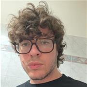 Studente neolaureato che insegna materie audiovisive, nello specifico cinema